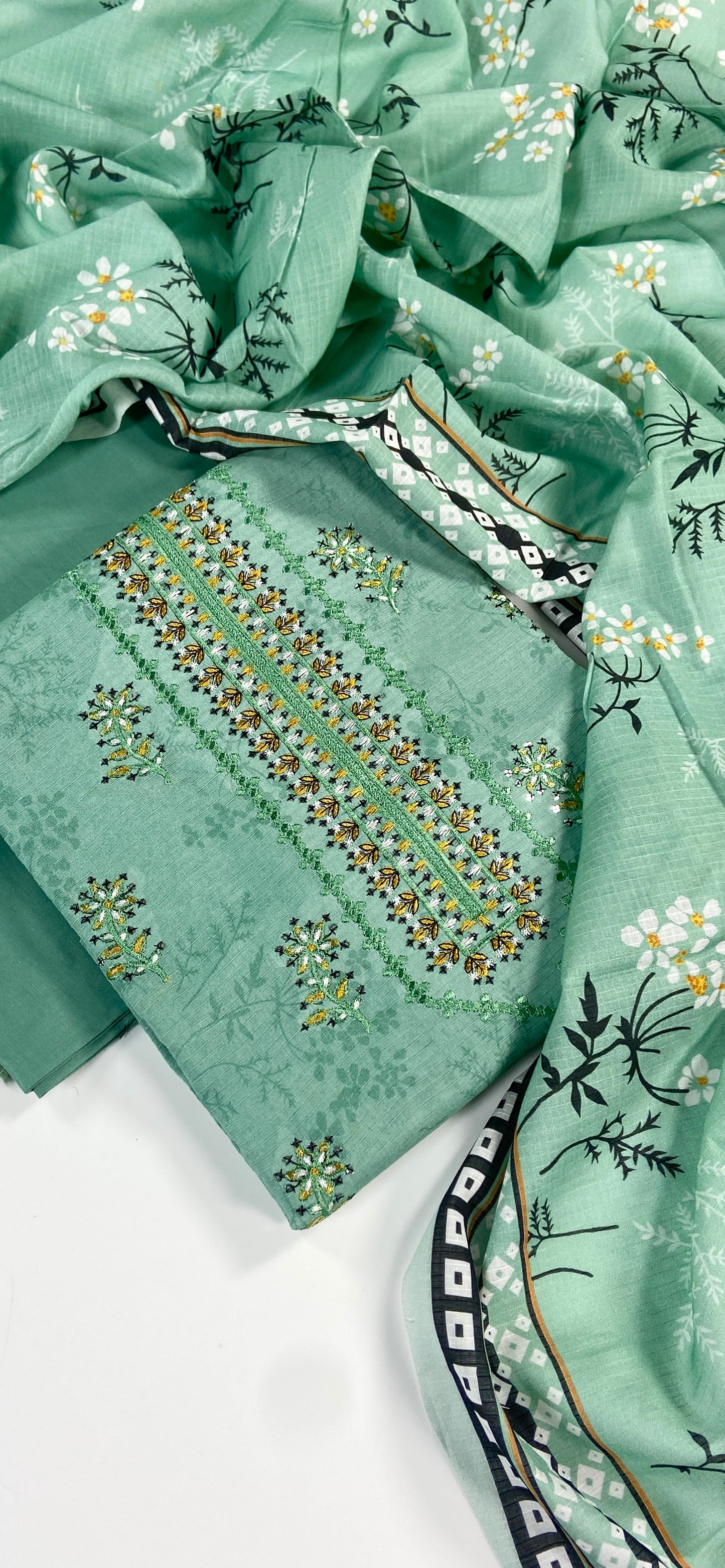 Anaya Noor Bana Dora Embroidered Lawn 3PC