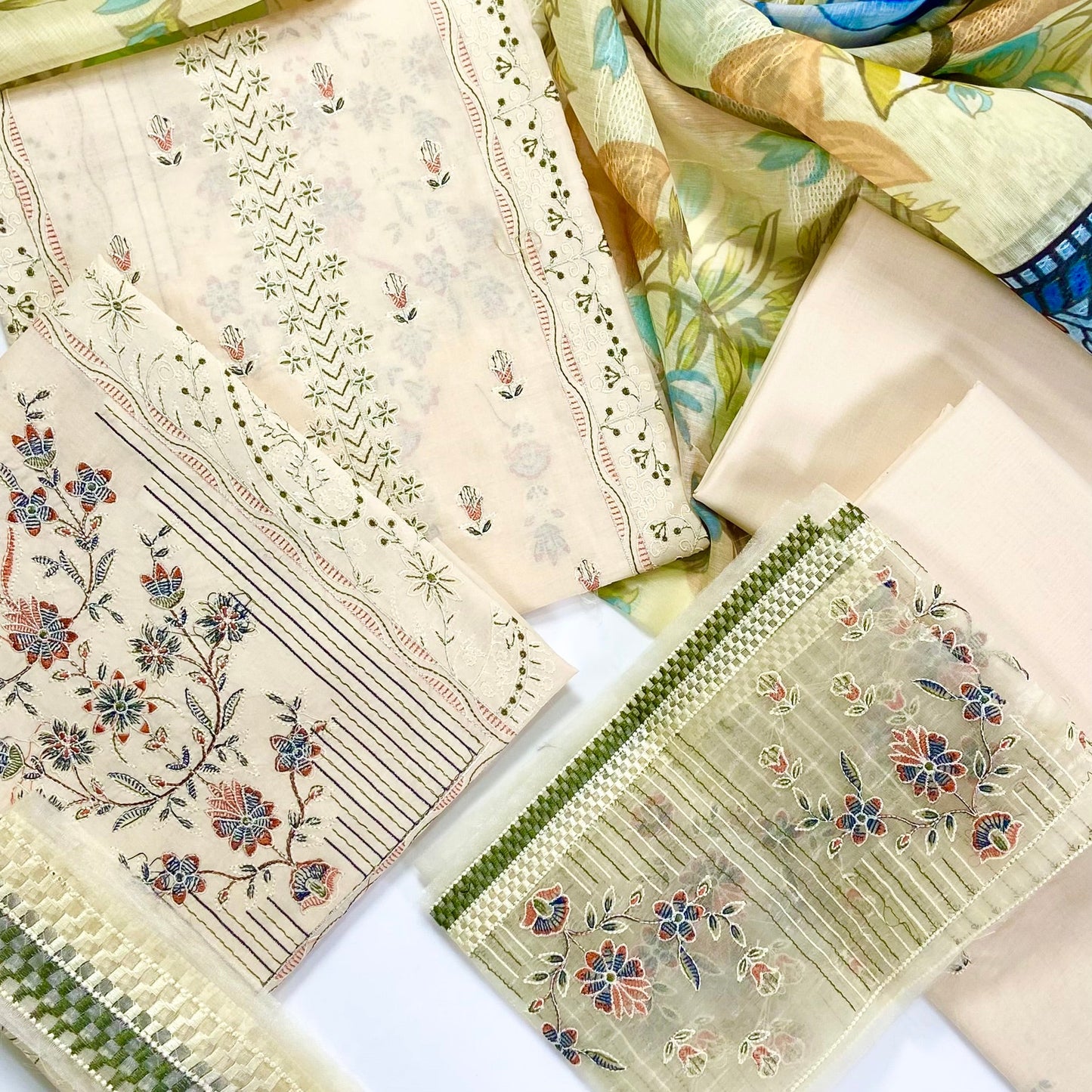 Lavish By Anaya Noor Heavy Embroidered Lawn 3PC