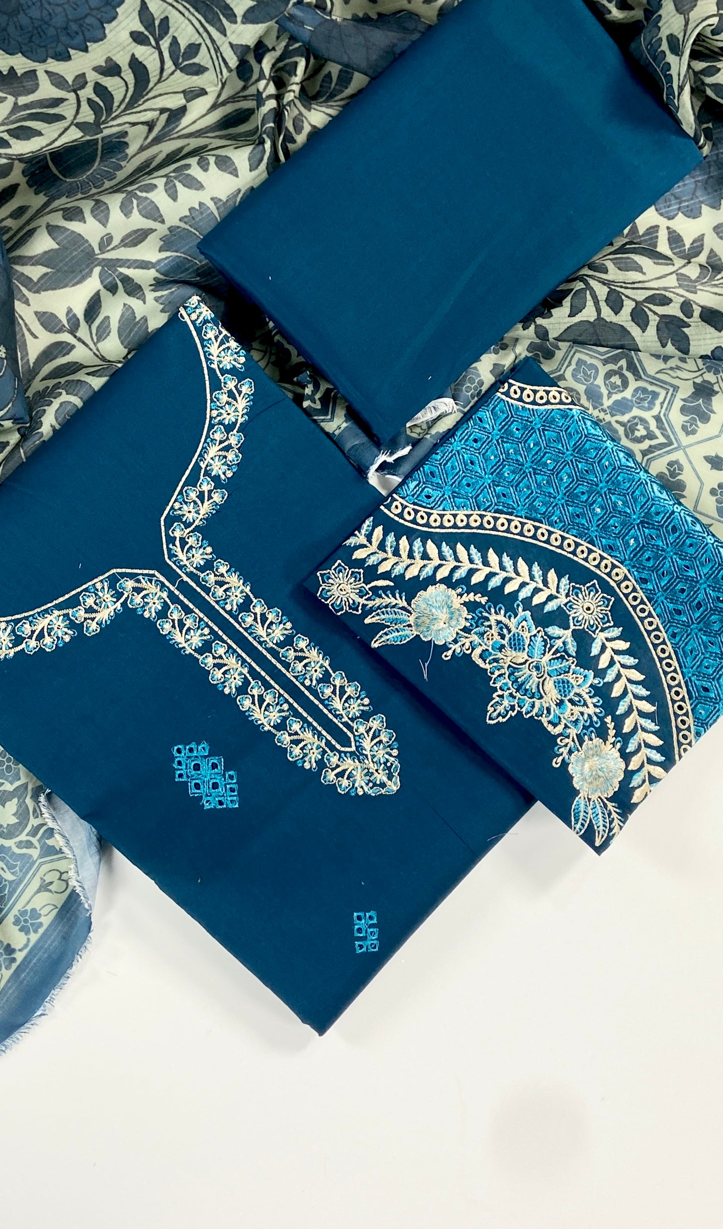 izel Luxury Embroidered Lawn 3PC