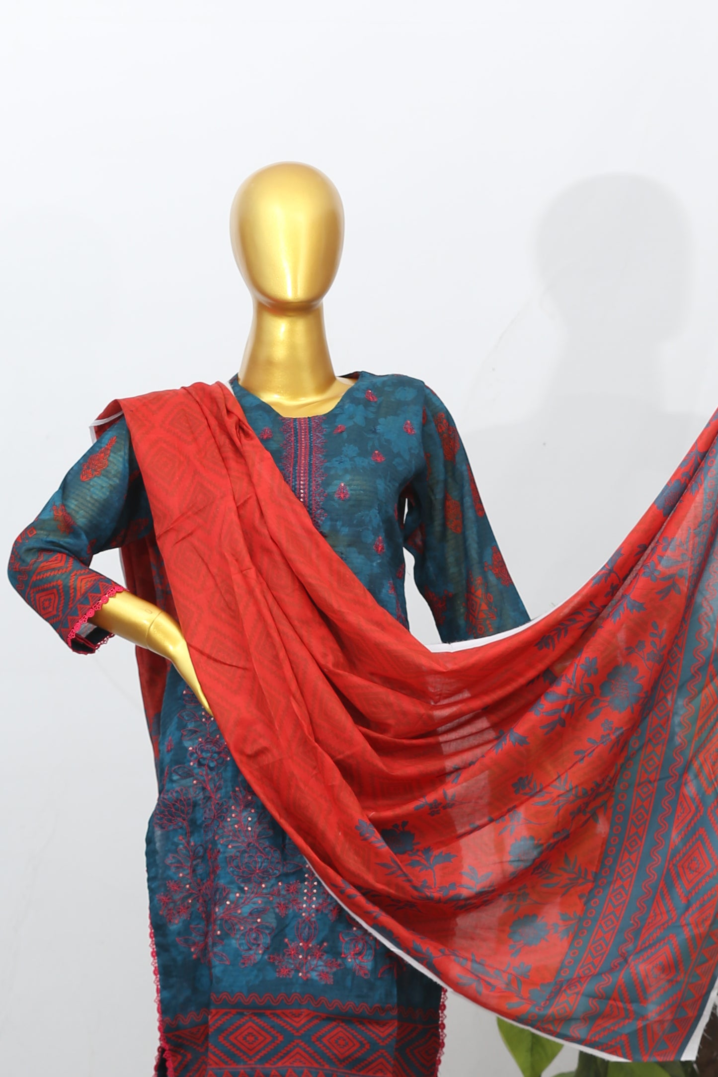 Zarnish By Anaya Noor Heavy Emb Lawn 3PC