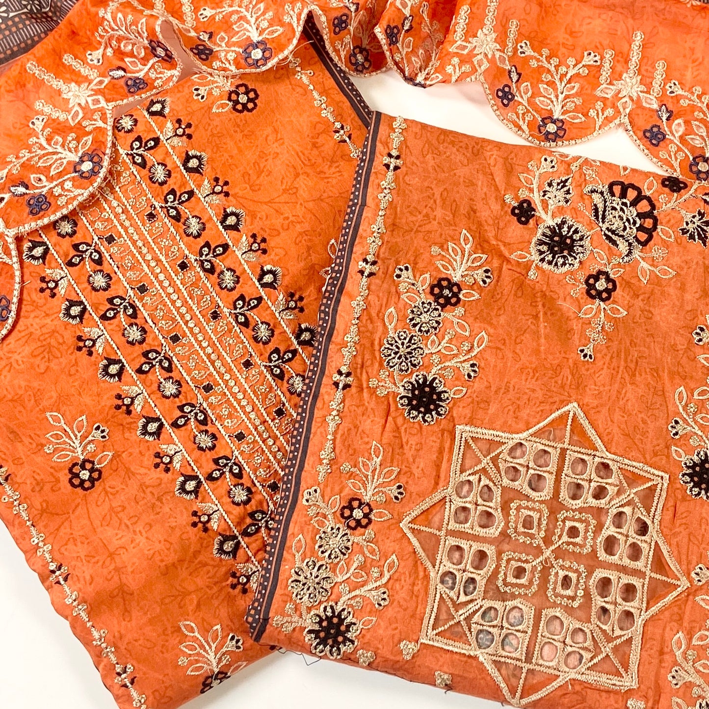 Almeerah Emb With Cutwork Dupatta Lawn 3PC
