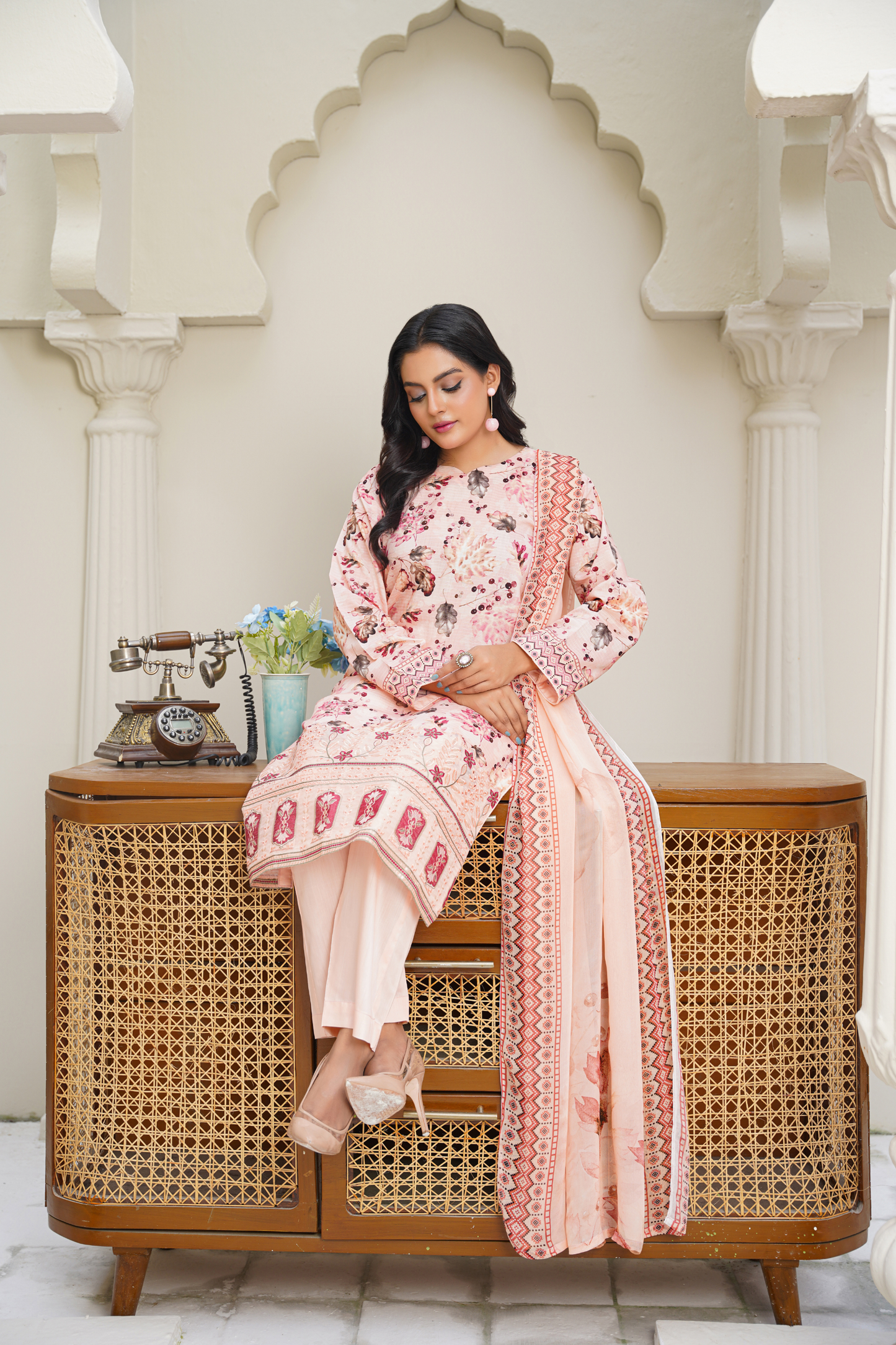 Anaya – Aaghaz-e-Sardi 3PC Viscose Suit
