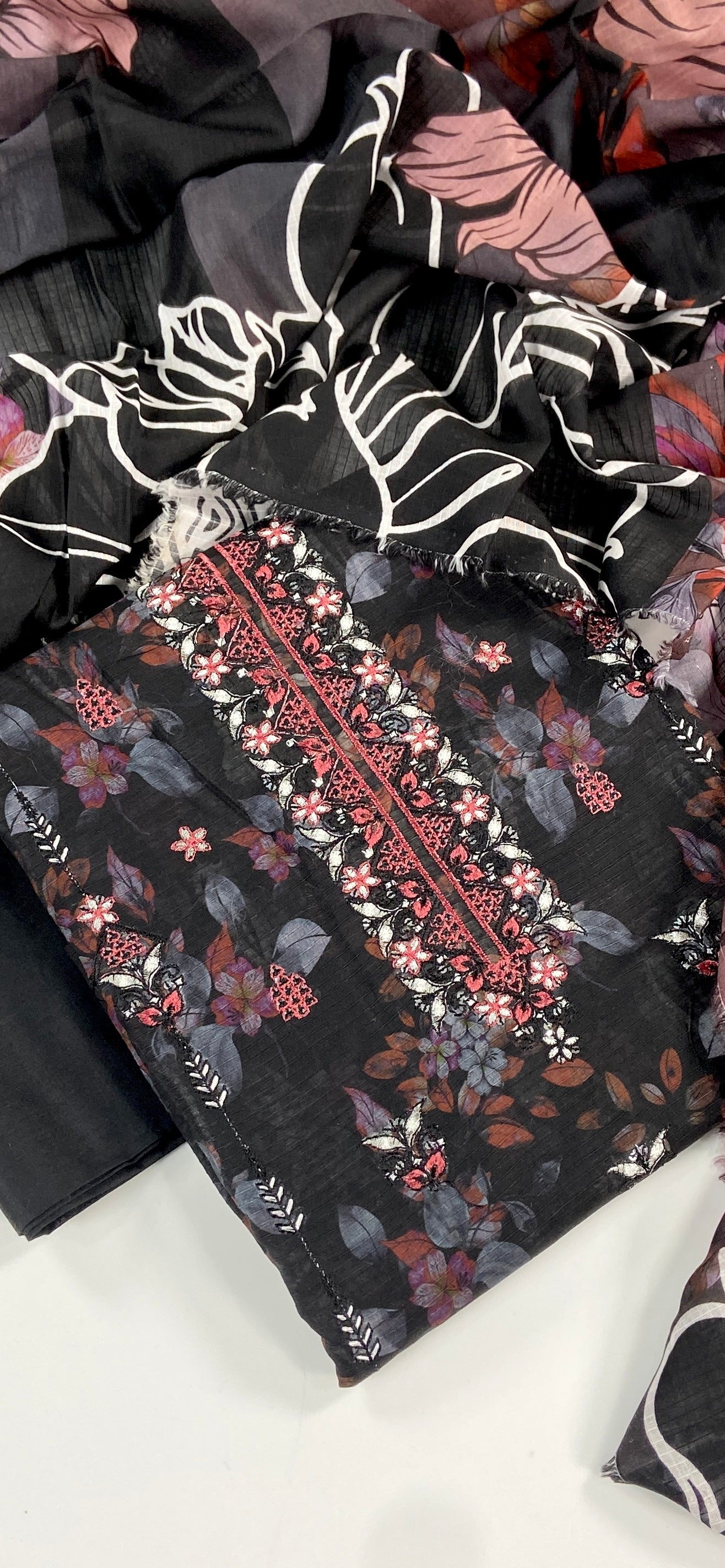 Anaya Noor Bana Dora Embroidered Lawn 3PC
