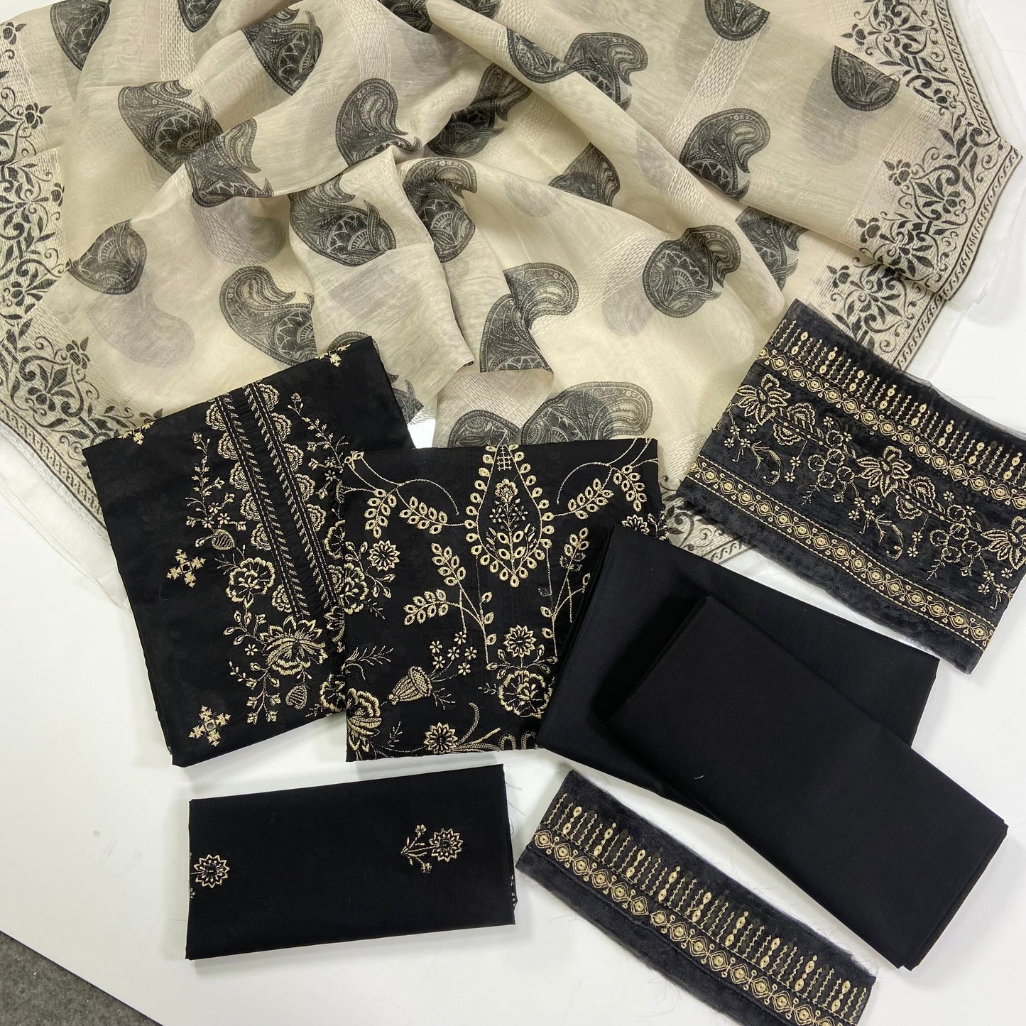 Lavish By Anaya Noor Heavy Embroidered Lawn 3PC