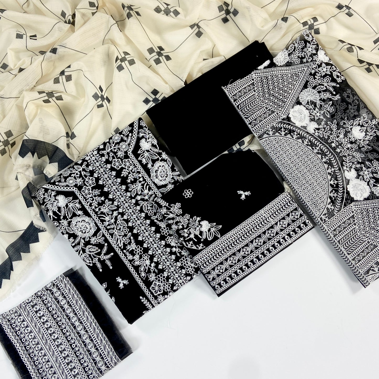 Maria B Luxury Embroidered Lawn 3PC