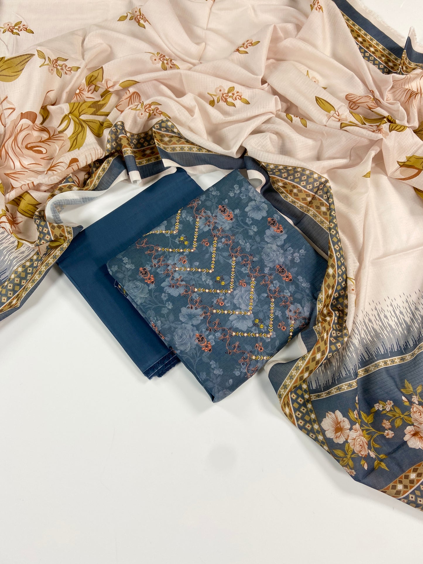 Anaya Noor Bana Dora Embroidered Lawn 3PC