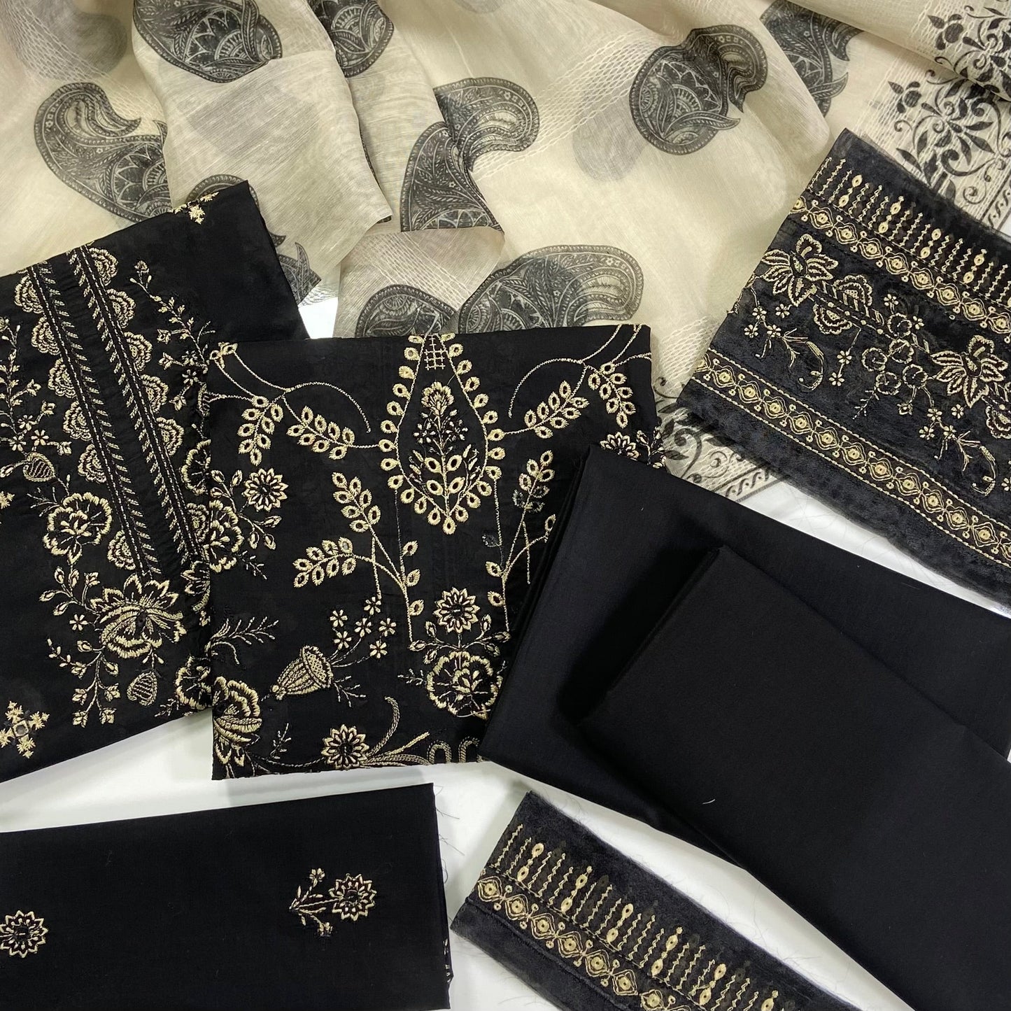 Lavish By Anaya Noor Heavy Embroidered Lawn 3PC