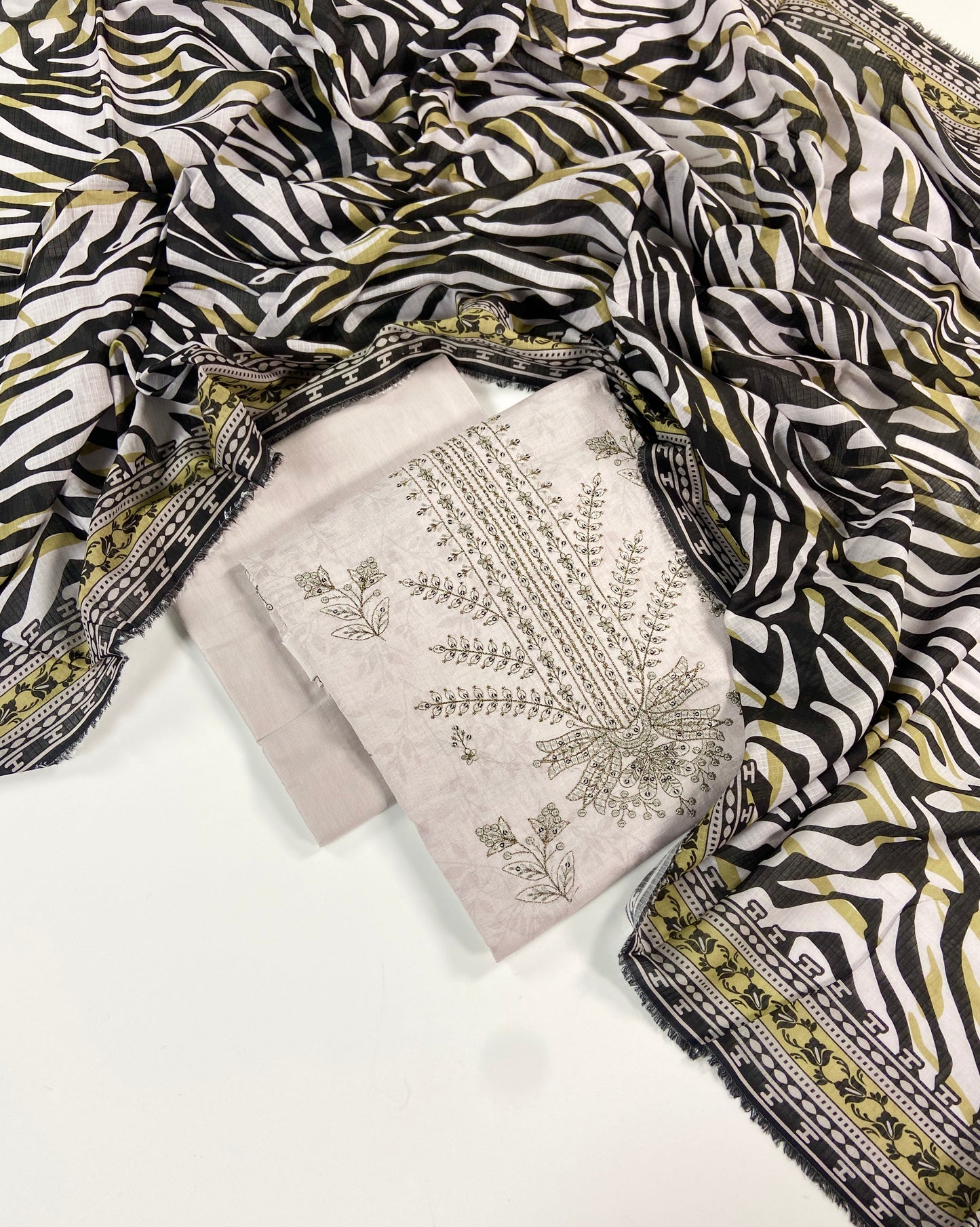 Anaya Noor Bana Dora Embroidered Lawn 3PC