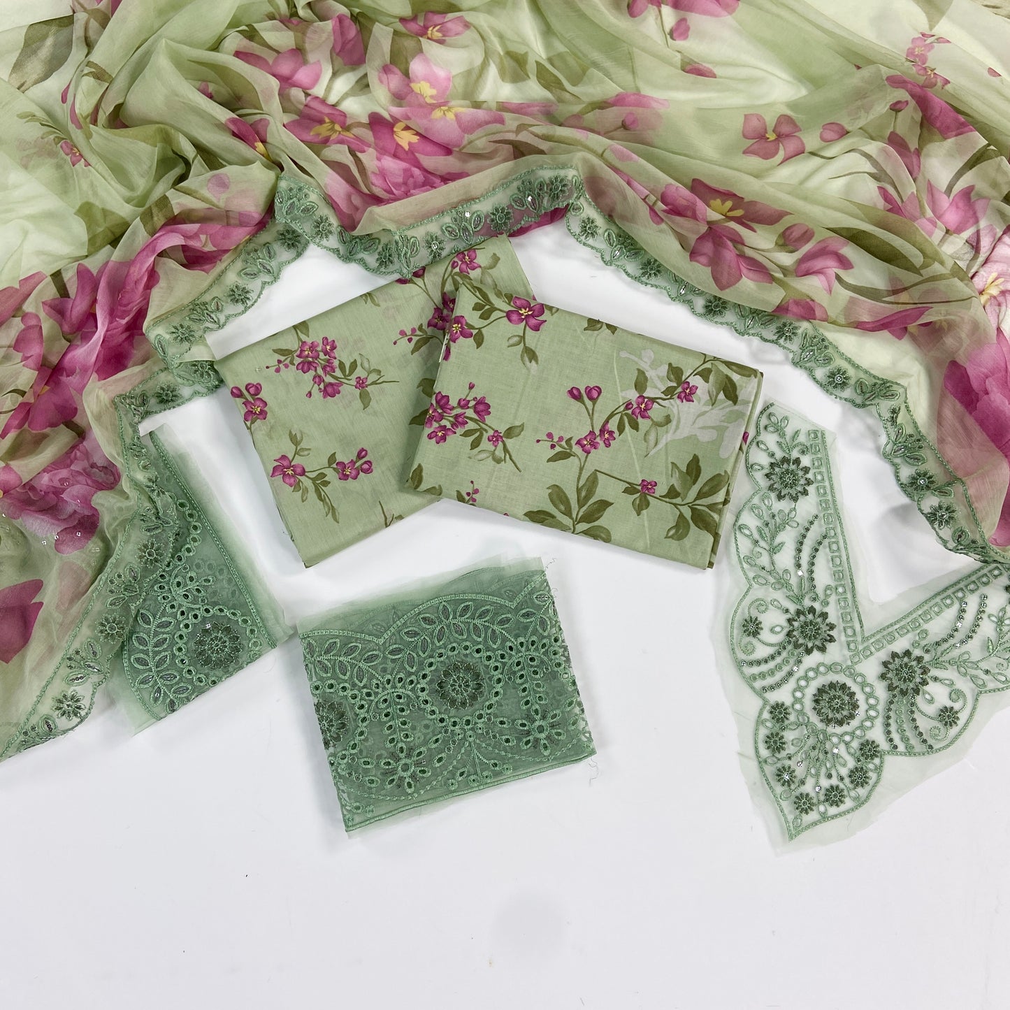 Iznik Embroiderd & Digital Printed Lawn 3PC
