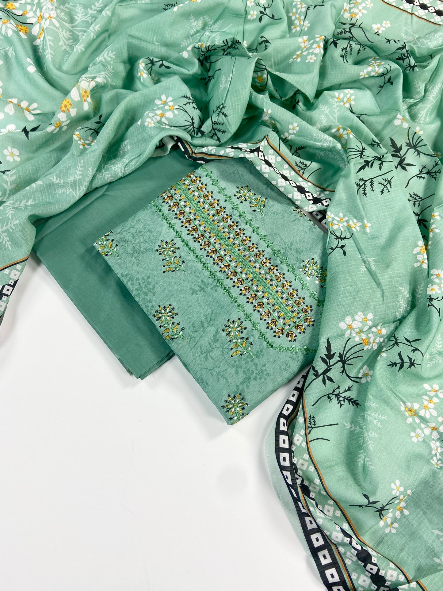 Anaya Noor Bana Dora Embroidered Lawn 3PC
