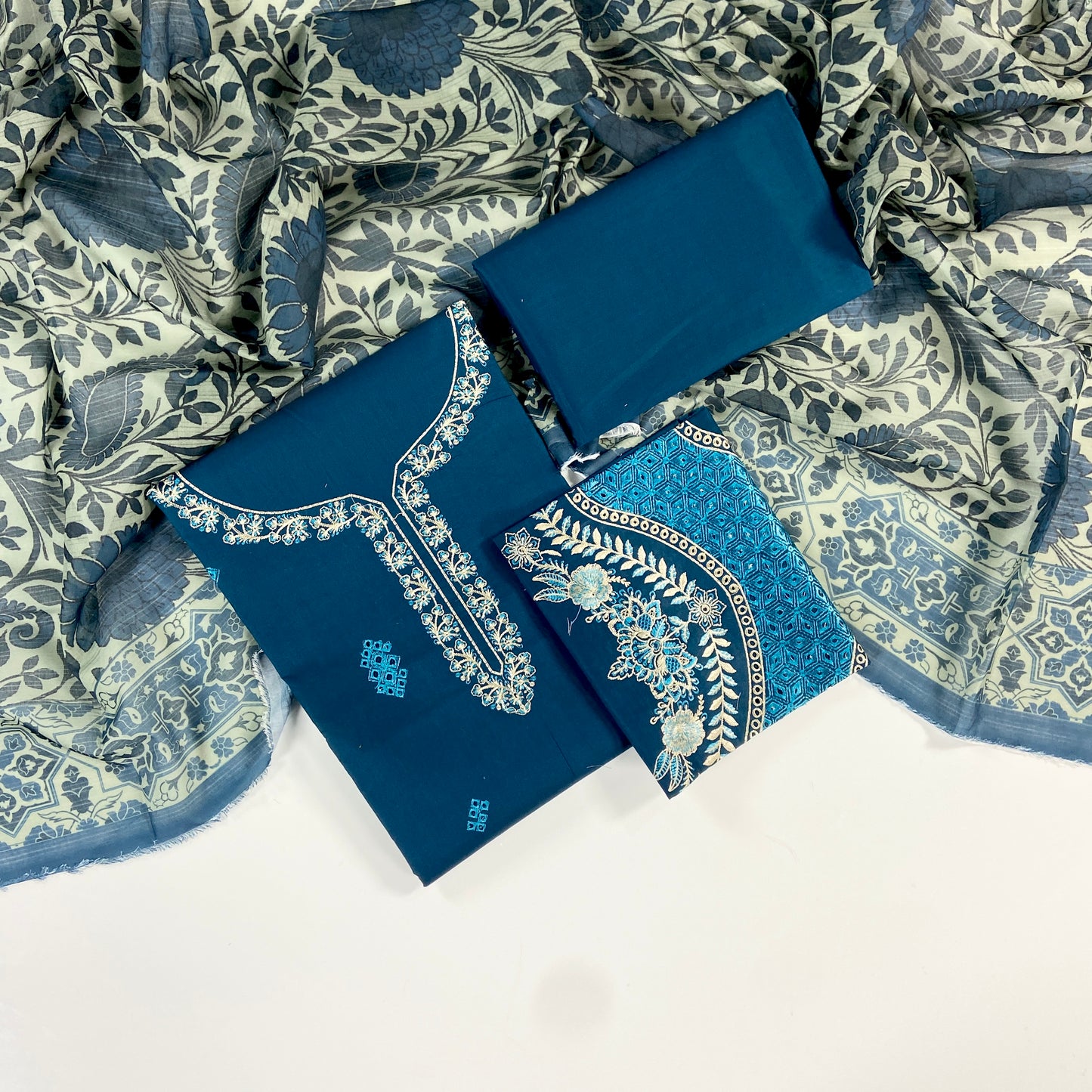 izel Luxury Embroidered Lawn 3PC
